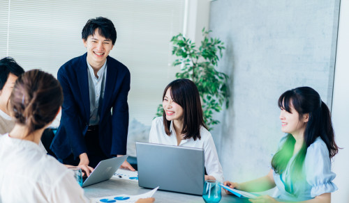 会議室でディスカッションする男性と女性社員