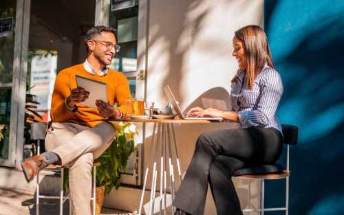 Dos personas negocian un contrato en un café