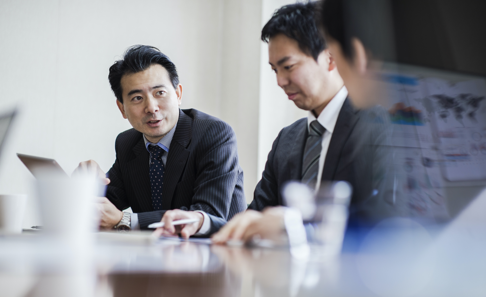 会議中のスーツを来た日本人男性