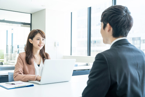 オフィスで面接する男性と女性