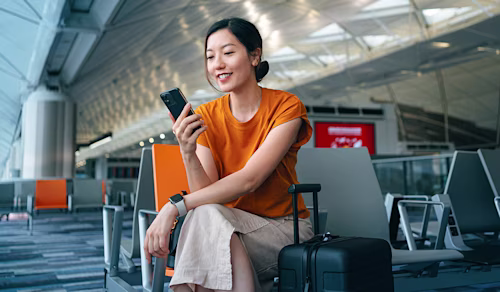  ドキュサインの電子署名を使用する女性