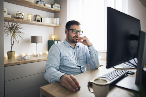 homem de óculos trabalhando no home office