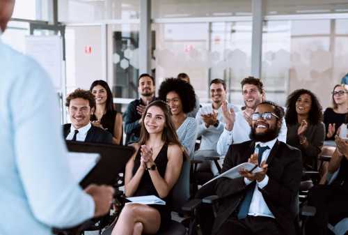 Un grupo de personas ven una presentación de ventas