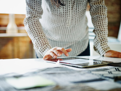 Una persona haz clic en una tableta sobre la mesa