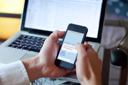 Pantalla de un celular muestra un chatbot