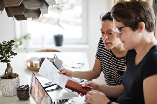 Dos mujeres trabajan en una computadora