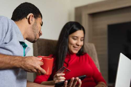 Una pareja hace compras en internet