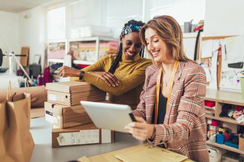 Dos mujeres miran una tableta en la oficina