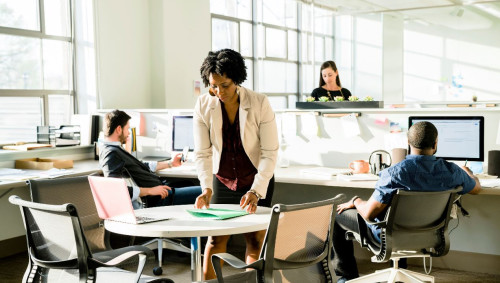 Salariés au bureau en train de gérer des contrats