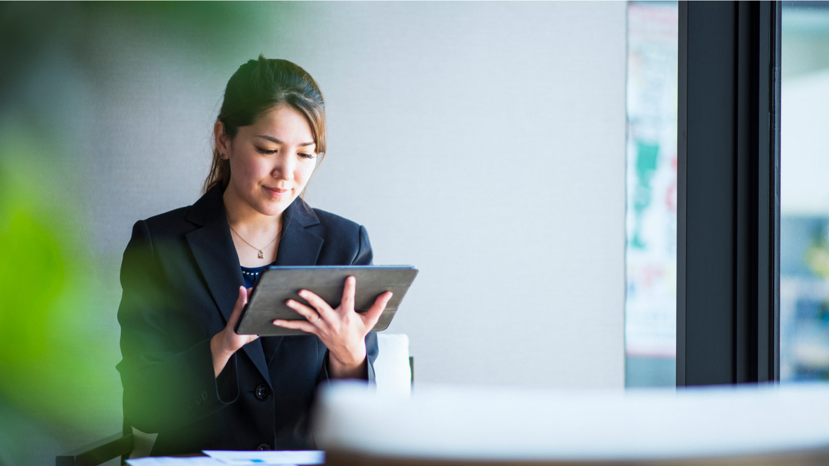 Une femme avec une tablette