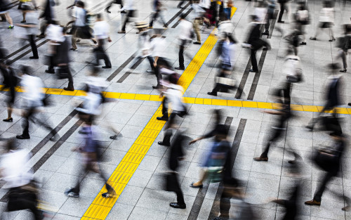 ビジネス街を歩くスーツを着た人々