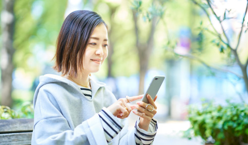 生体認証でスマホの画面ロックを解除する日本人女性