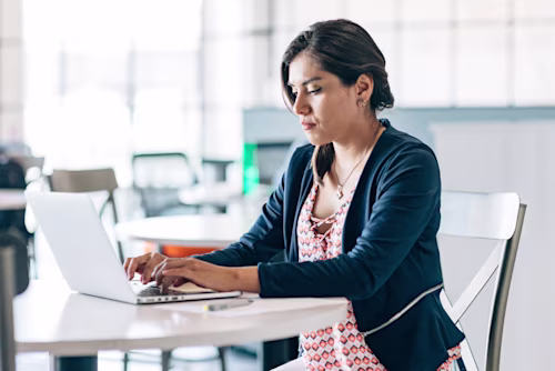 Advogada trabalhando