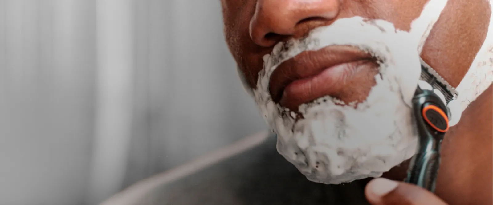 Por que fazer a barba machuca e irrita minha pele?