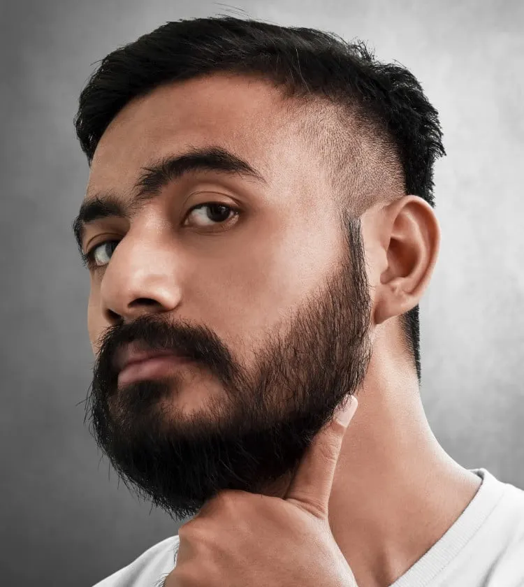 Un hombre con barba completa