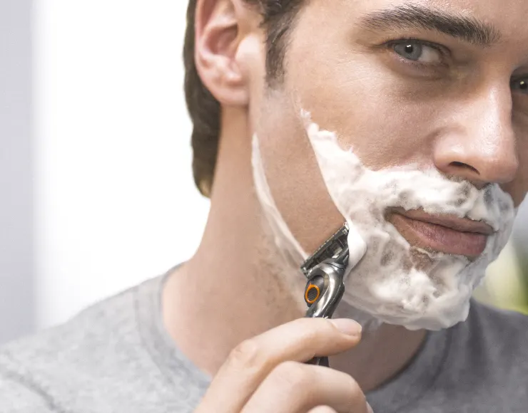 Asearse y eliminar el vello facial