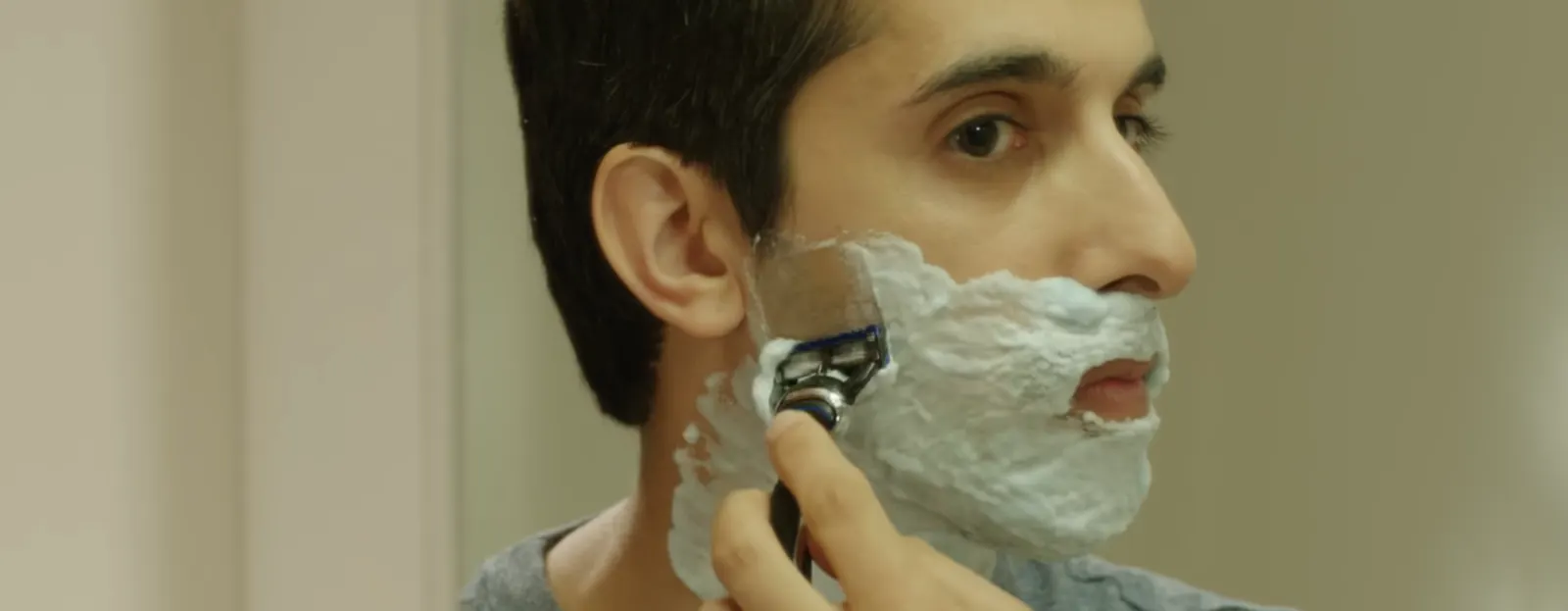 Cómo afeitarse una barba espesa o dura