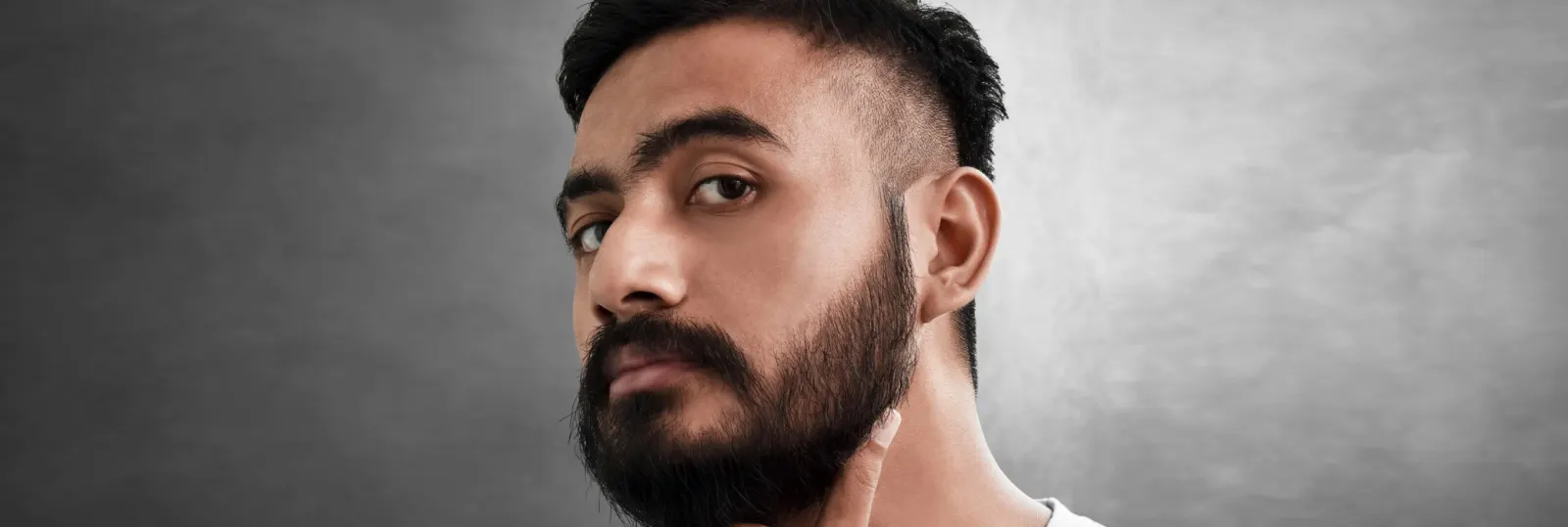 Un hombre con barba completa