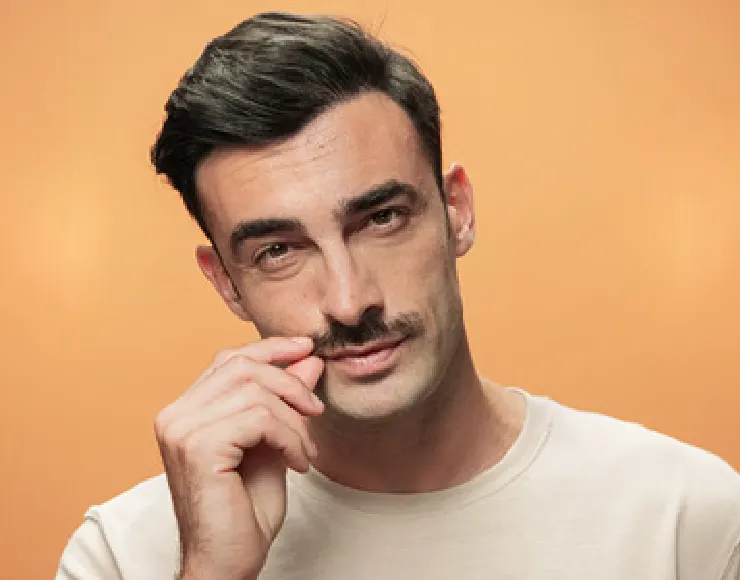 Un hombre con bigote