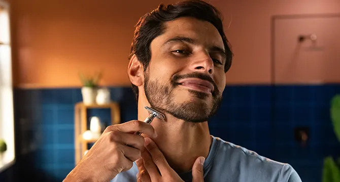 Un hombre limpiando su King C. Gillette Styler Master