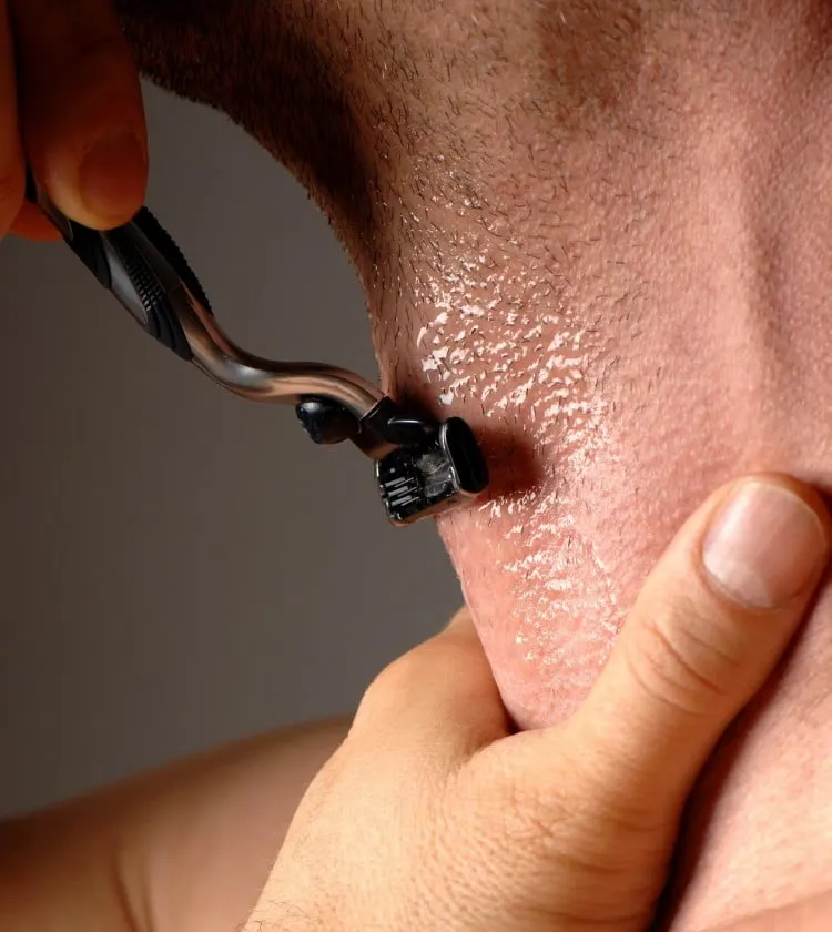 Dicas de barbear contra o sentido do pelo