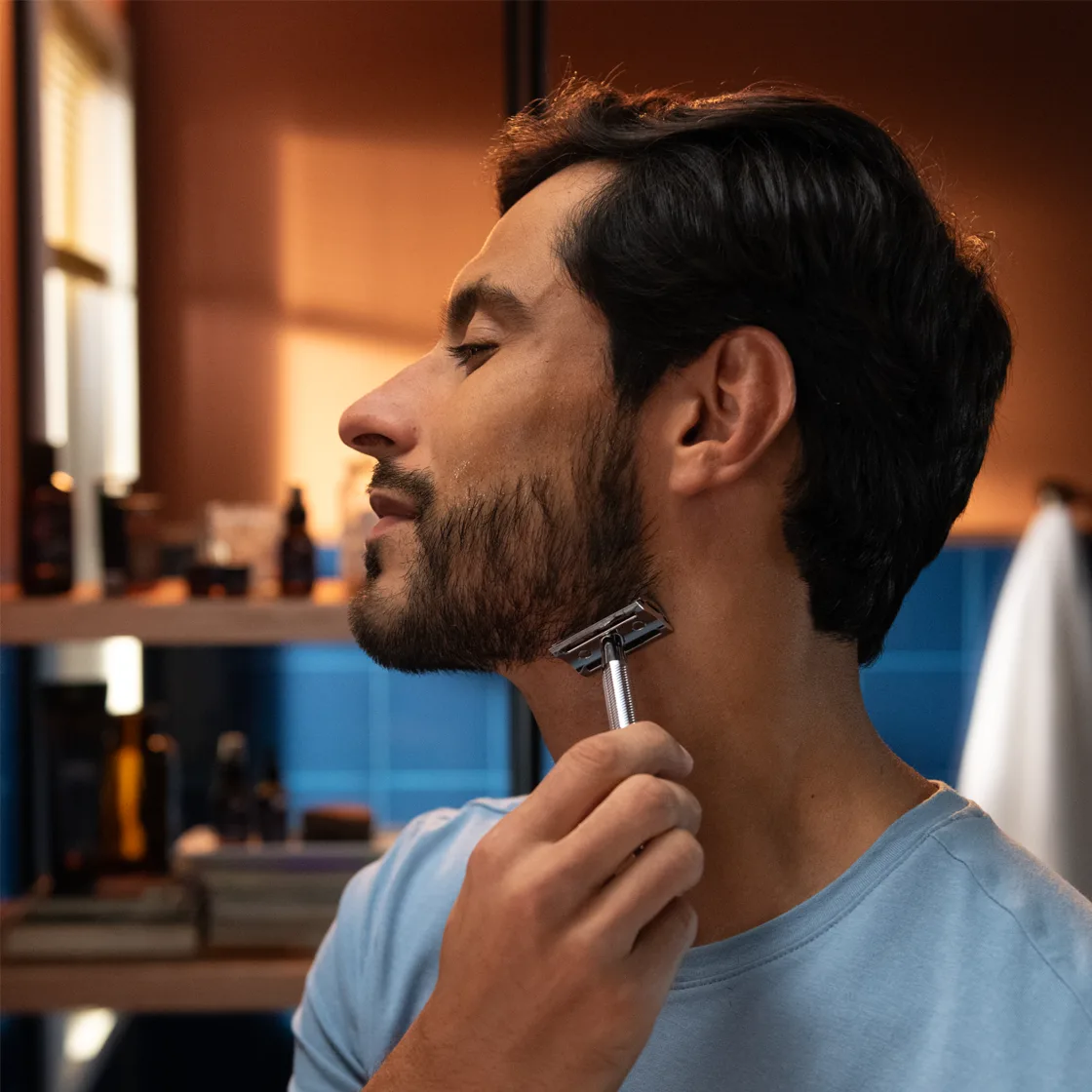 Papa afeitando su barba en un dia de spa