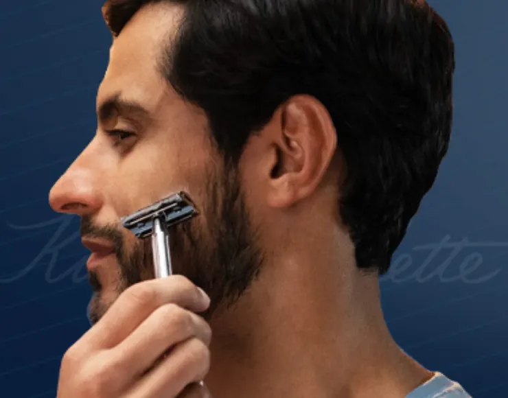 Un hombre cuidando su barba.