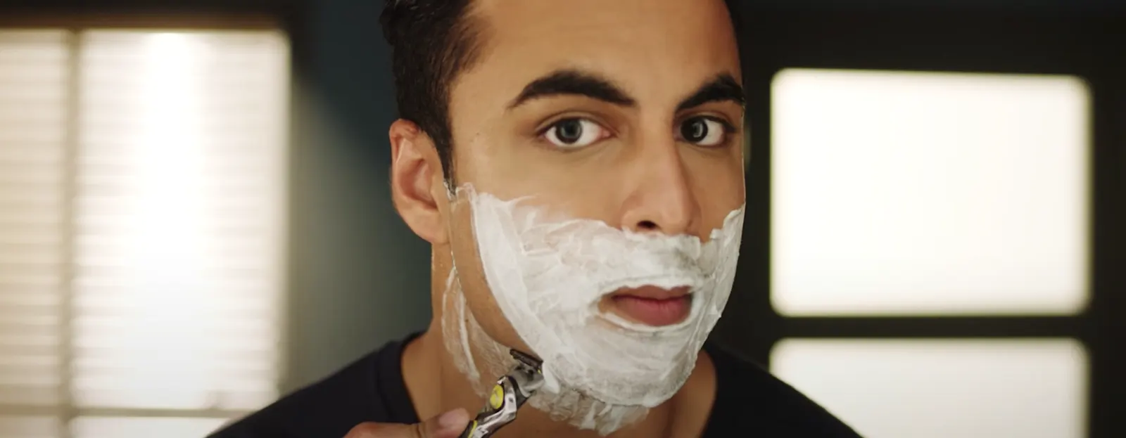 Dicas de barbear Hidrate a pele antes de fazer a barba Aplique creme de barbear