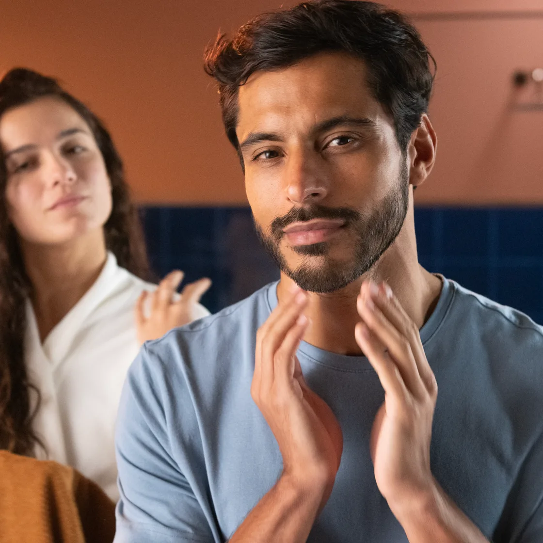 Hombre arreglando su barba para un album de fotos para papa