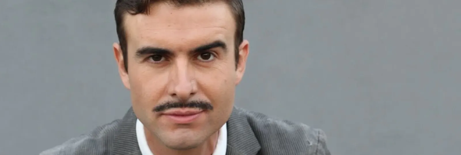 Un hombre con bigote