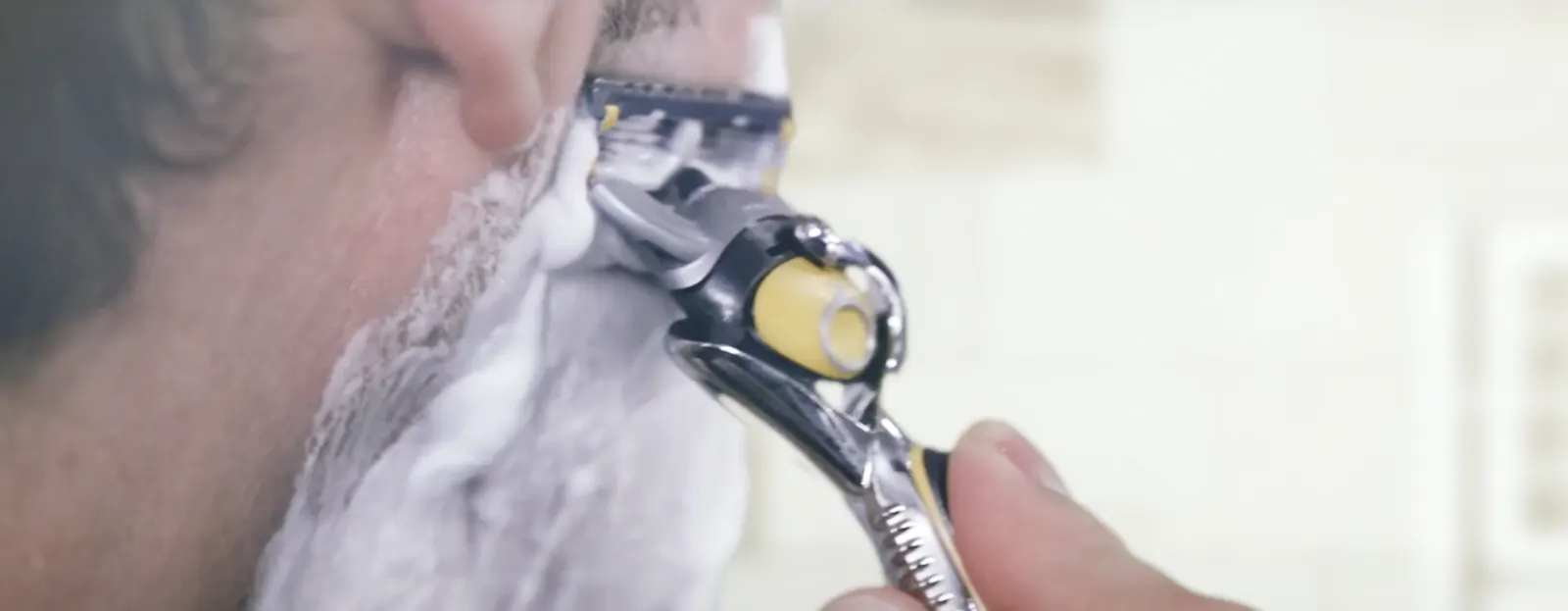 Evite fugas de barbear Gillette em suspensão