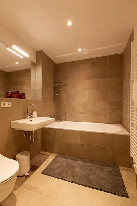 Bathroom with bathtub 