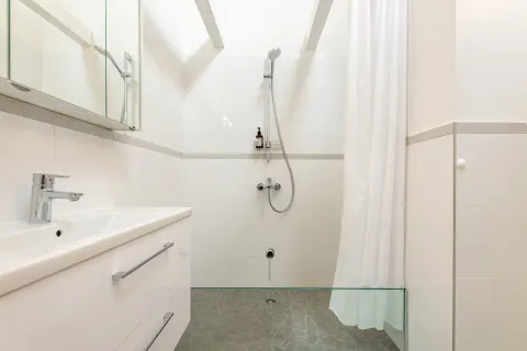 Glocke Bathroom1-4-HDR