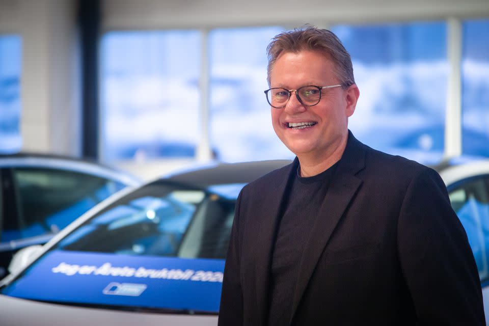 Terje Dahlgren, markedsekspert i FINN, foran Tesla Model 3 – Årets bruktbil på FINN. FINN