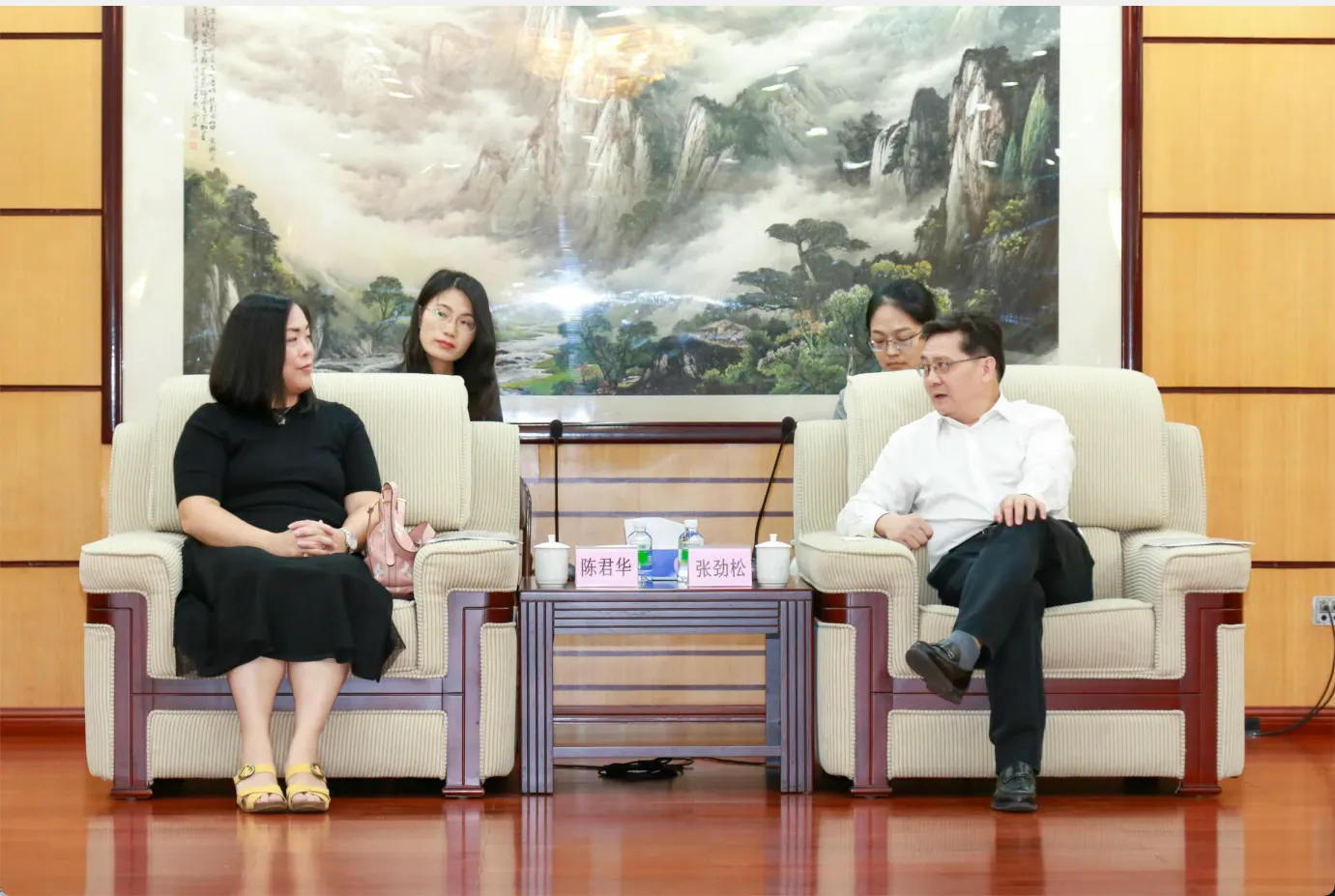 广东省商务厅张劲松厅长与陈君华亲切交谈