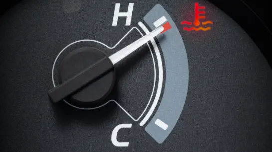 Surriscaldamento motore auto: cause, sintomi e cosa fare