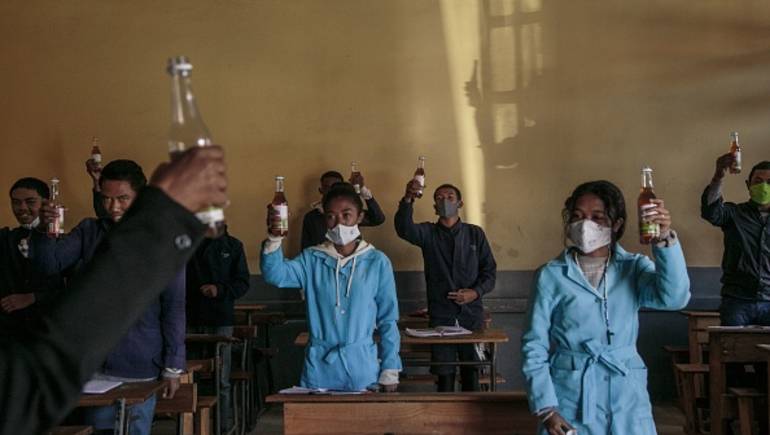 رئيس مدغشقر يدافع عن المشروب "المعجزة" لعلاج كورونا