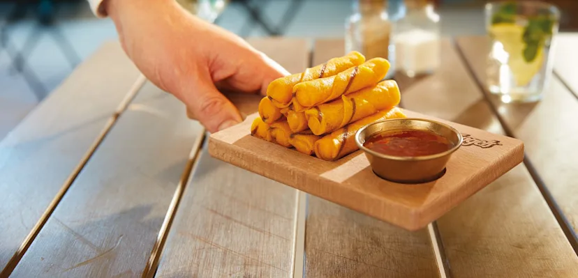 topking-kaastengels-oude-kaas-op-een-plankje