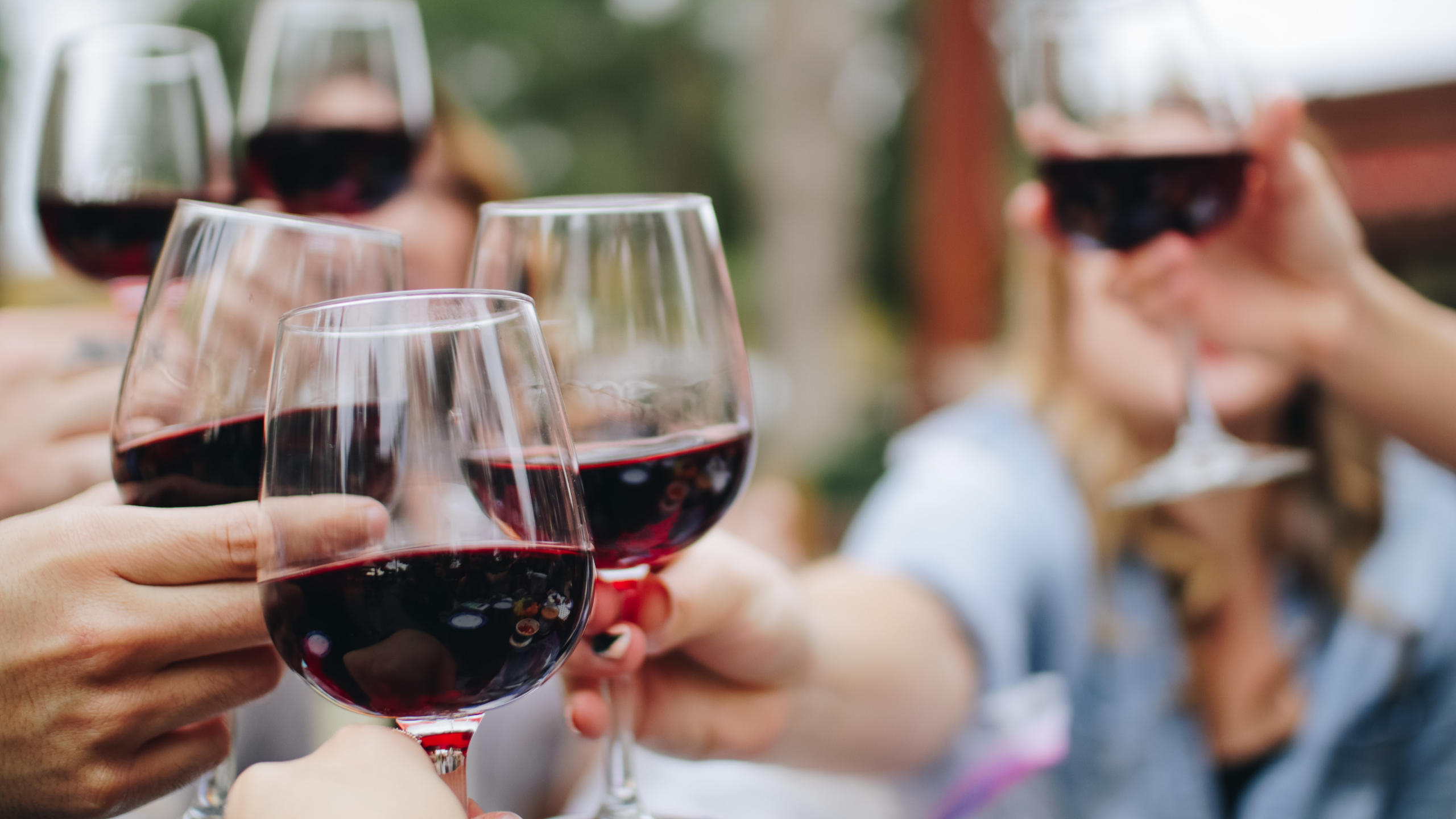 Is there a correlation between acute and chronic red wine intake and health?