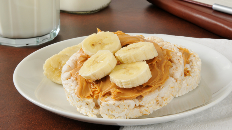 2 rice cakes topped with peanut butter and banana