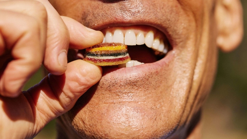 Dean Karnazes with Elo Smart Gummy in his mouth