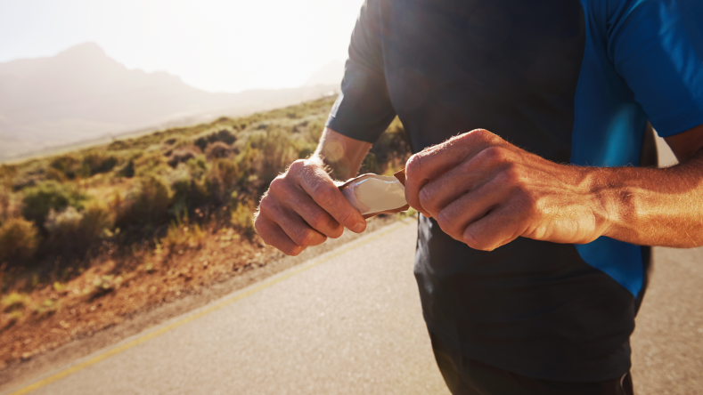 runner opening up an energy gel