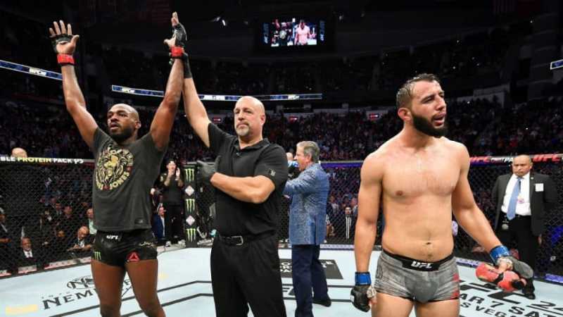 Jon Jones wins in a controversial decision over Dominick Reyes