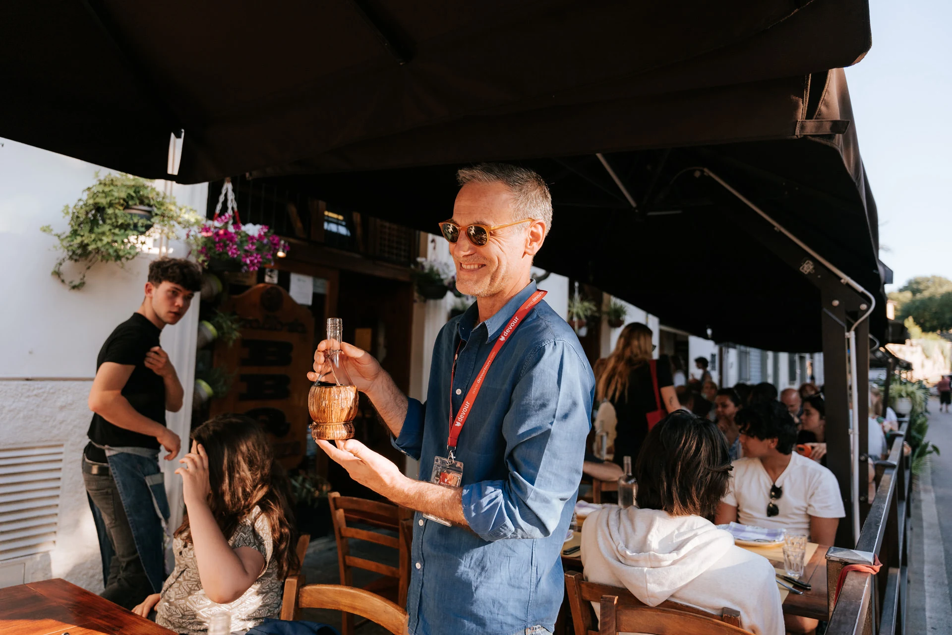 Devour guide serving wine - PNG