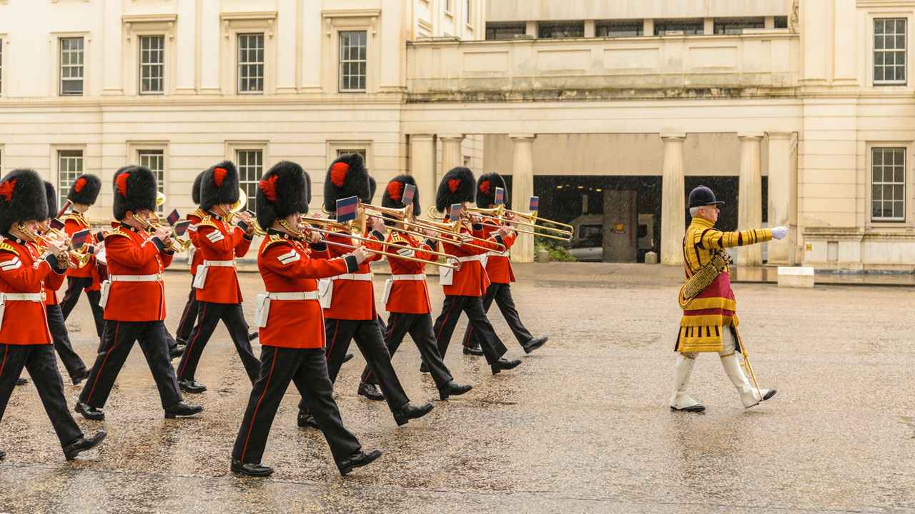 Complete Westminster Abbey tour: Coronations, guard changes, and the stories between