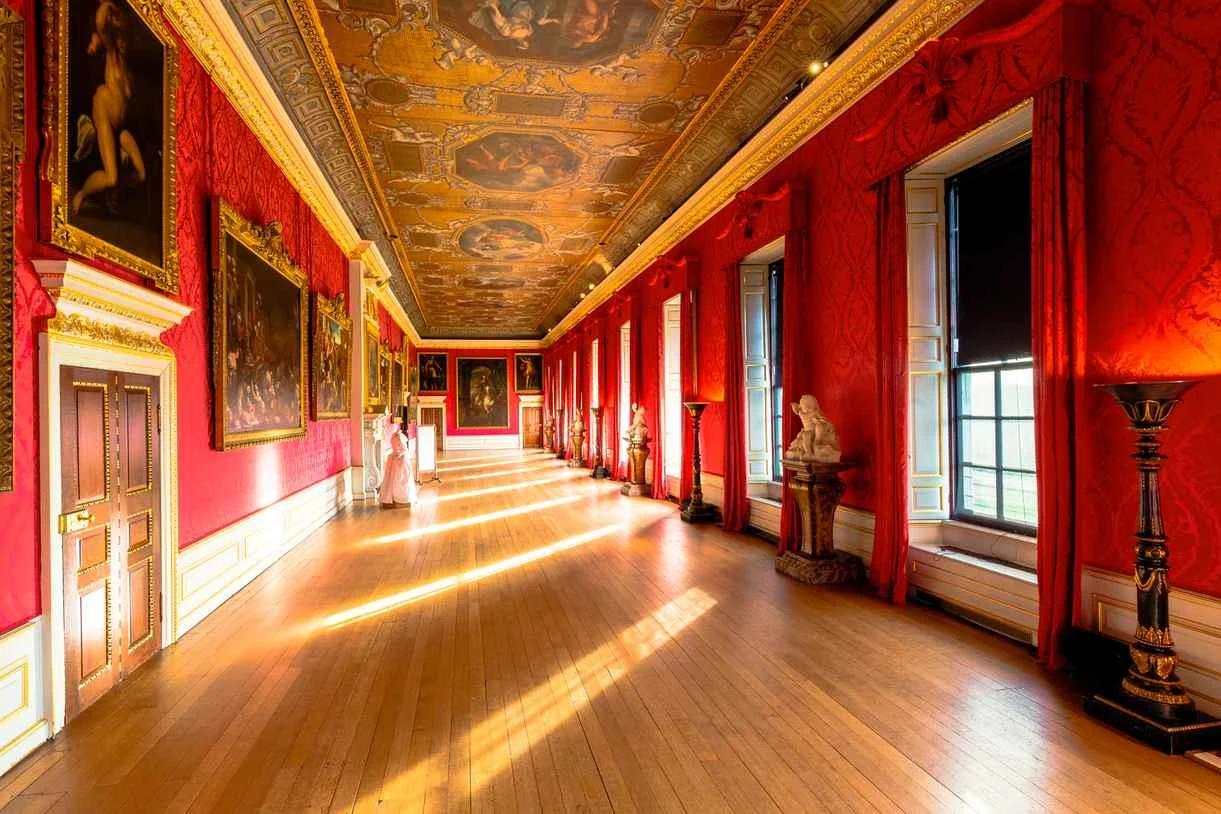 Kensington Palace & royal London tour: Pageantry, palaces, and afternoon tea 4
