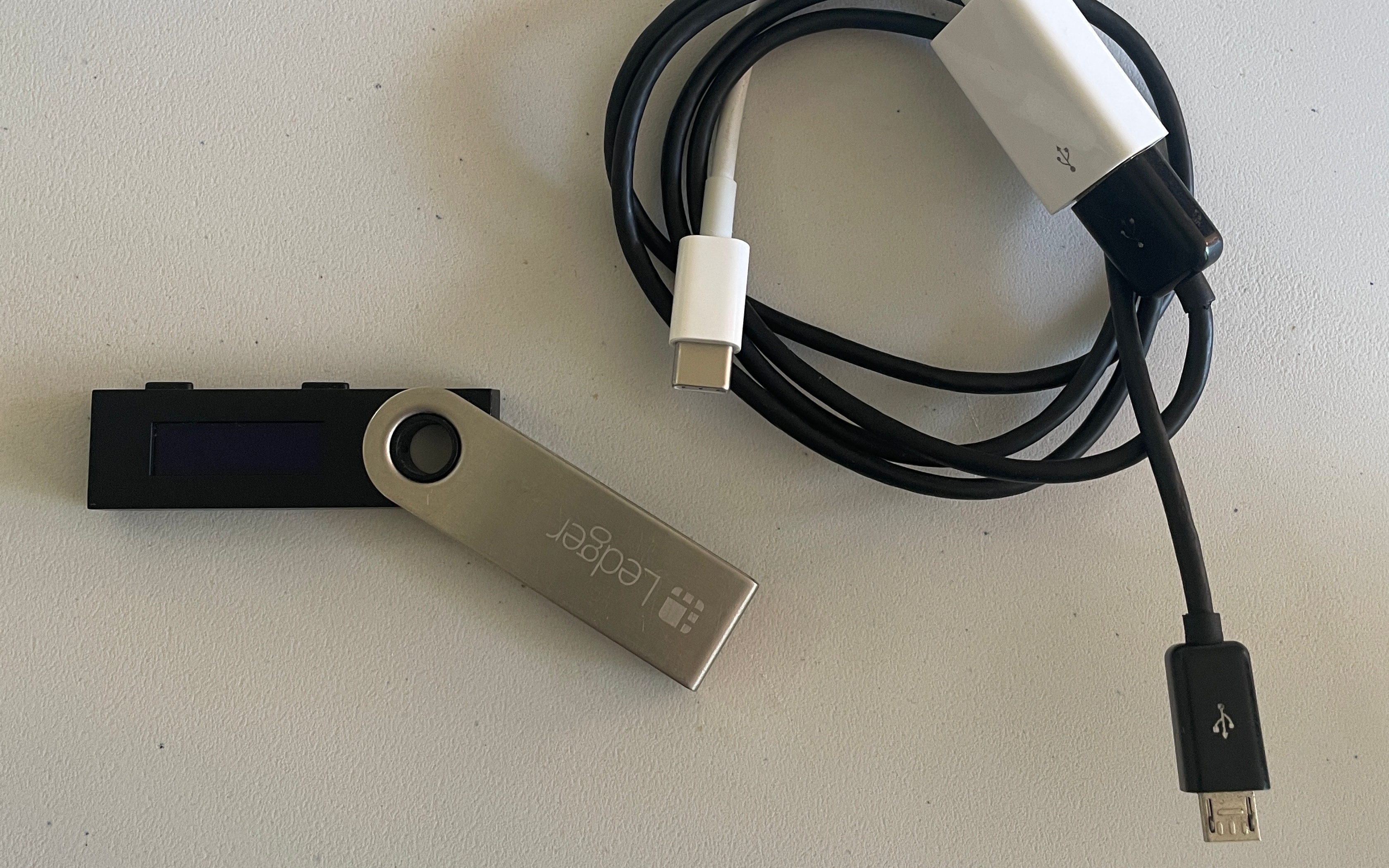 Ledger Nano and cable.