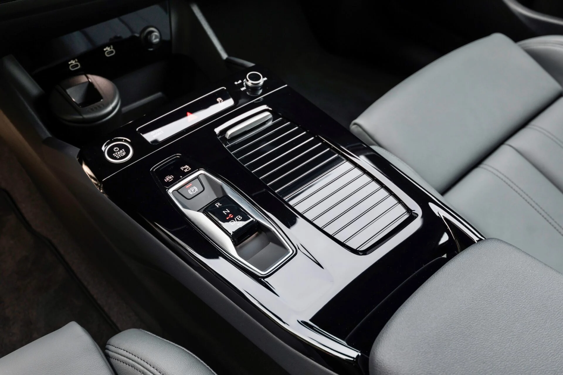 Audi Q6 E-Tron 35Glacier_white.jpg-1