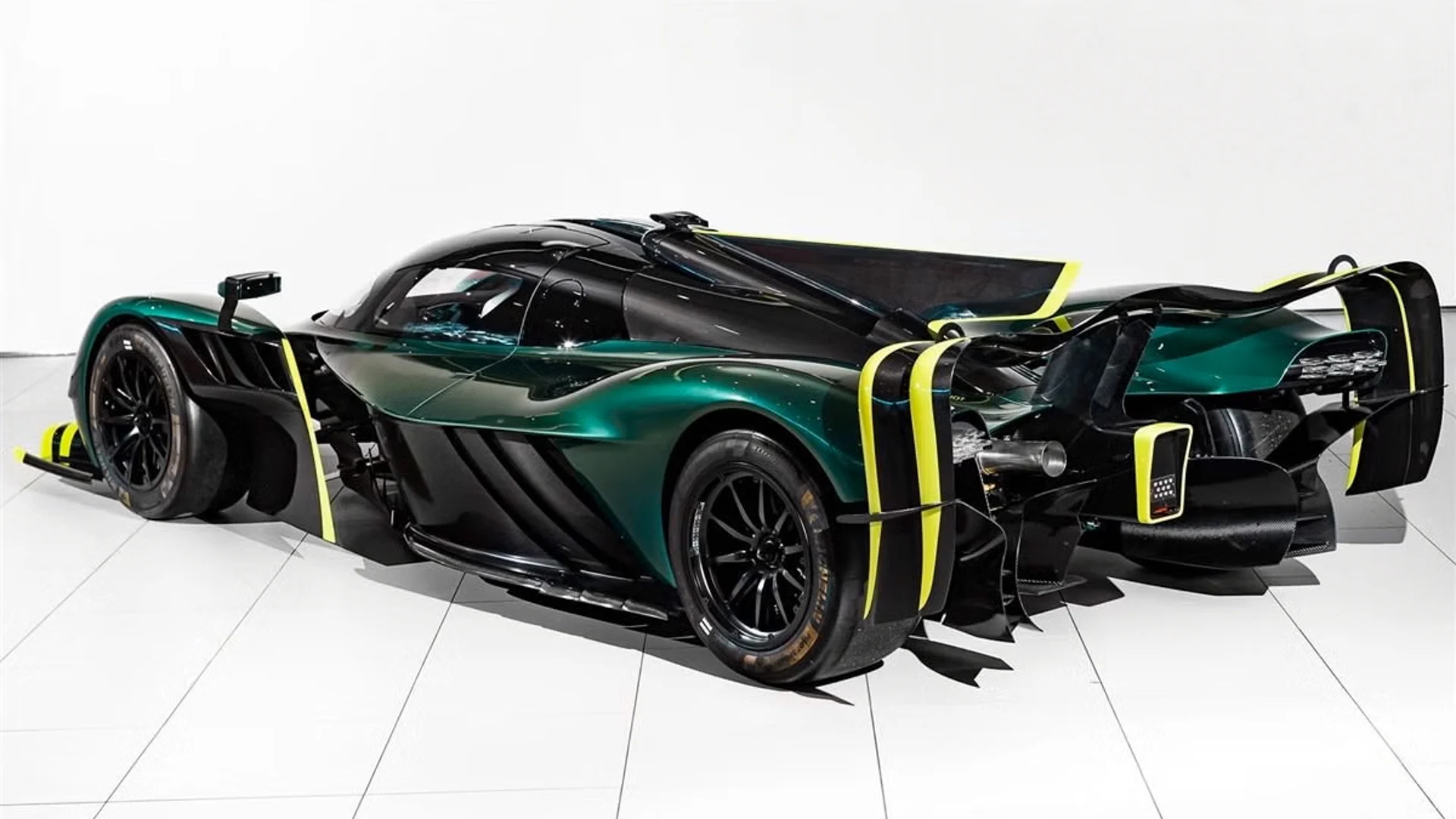 Aston-Martin-Valkyrie-AMR-Pro-3