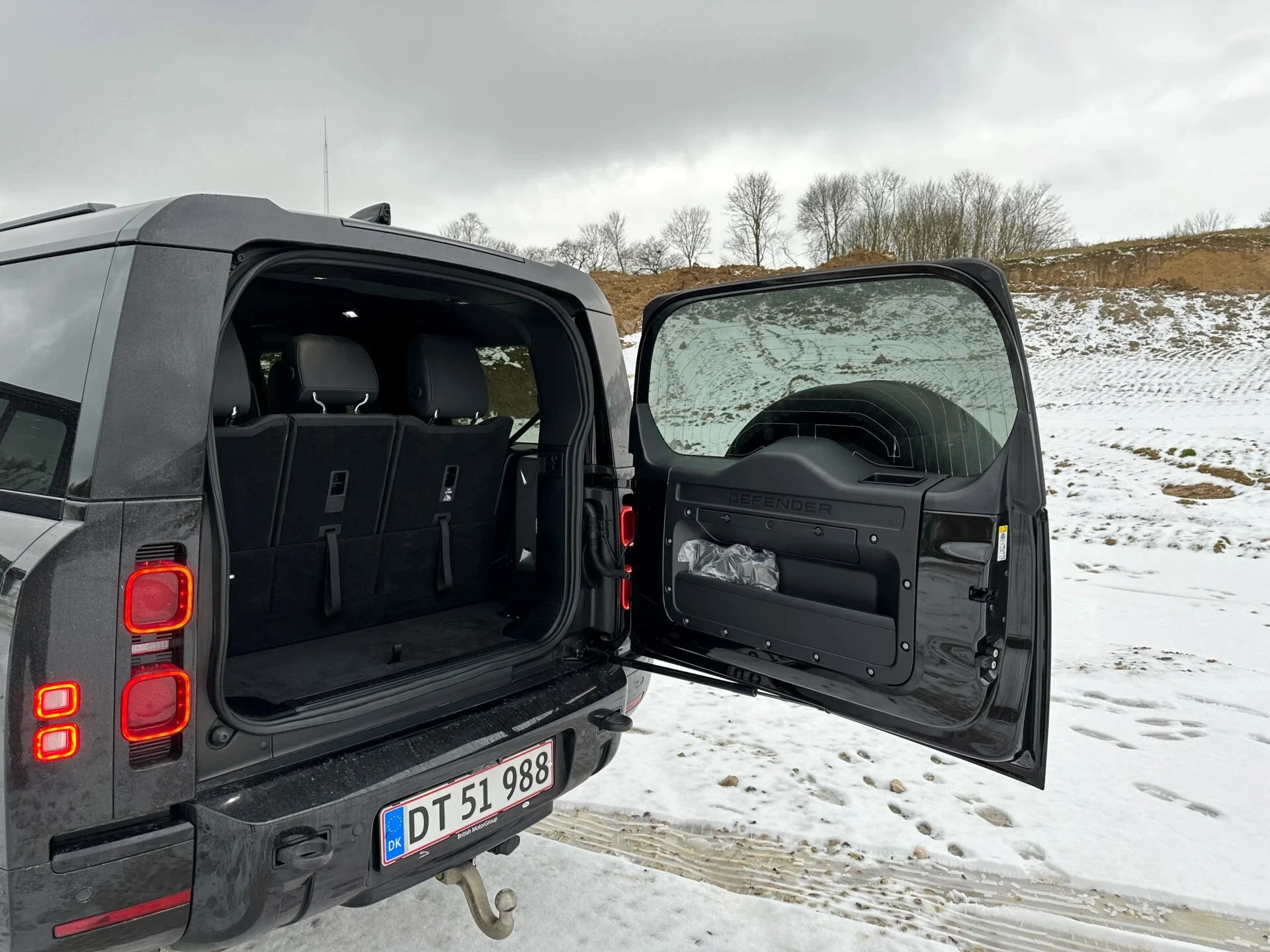 imgi 8 Land-Rover-Defender-130-56